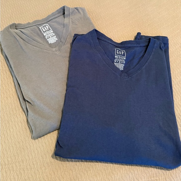 EUC two GAP men’s medium V neck short sleeve tee shirts navy gray 💯 cotton - Picture 1 of 7
